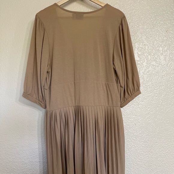 ASOS DESIGN midi short sleeve pleated dress with button detail in camel, size 12 - Picture 4 of 7